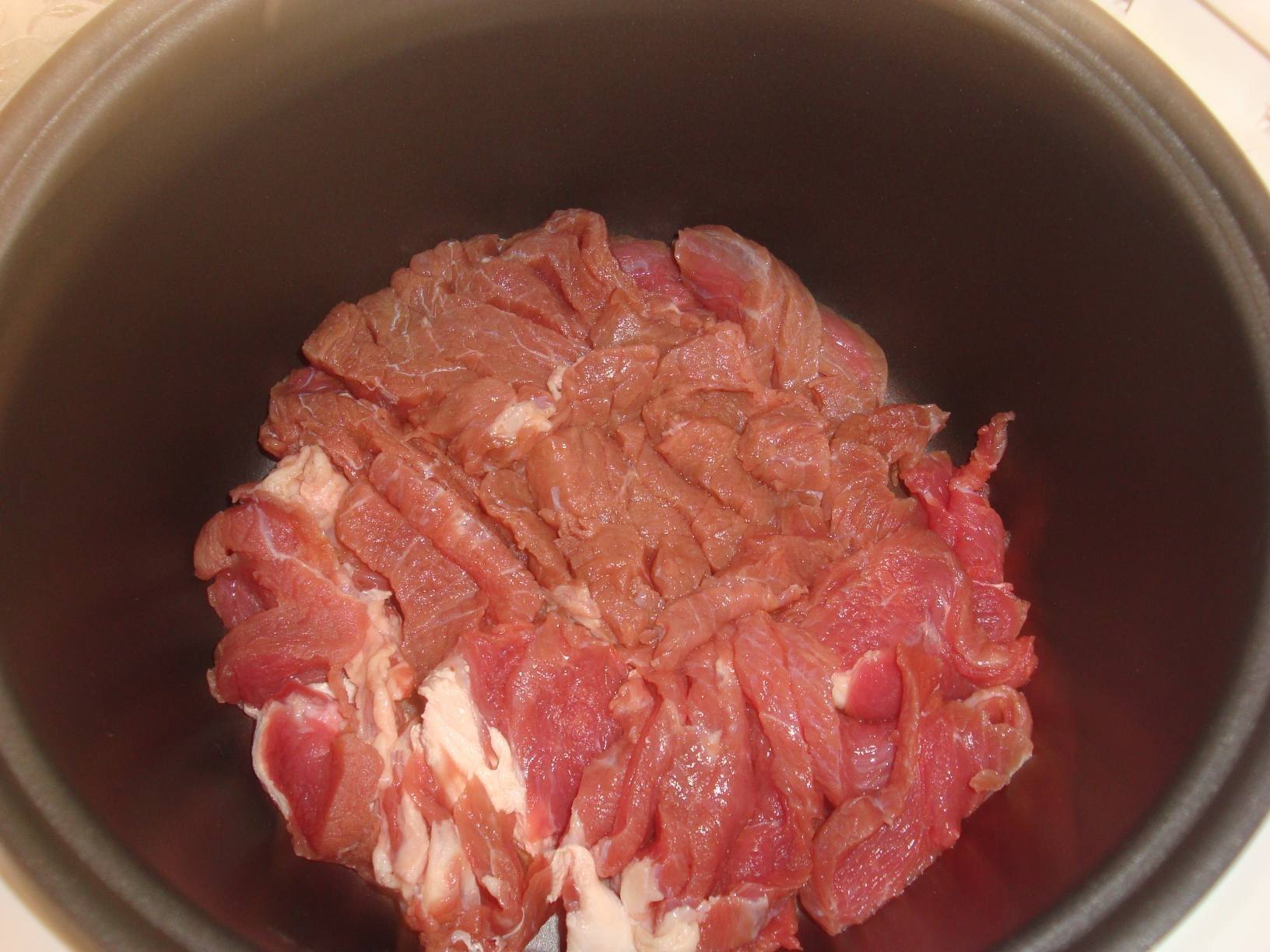 Свинина, запеченная с помидорами и сыром в мультиварке Redmond 4502