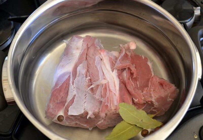 Сколько времени нужно варить кусочки свинины до готовности?