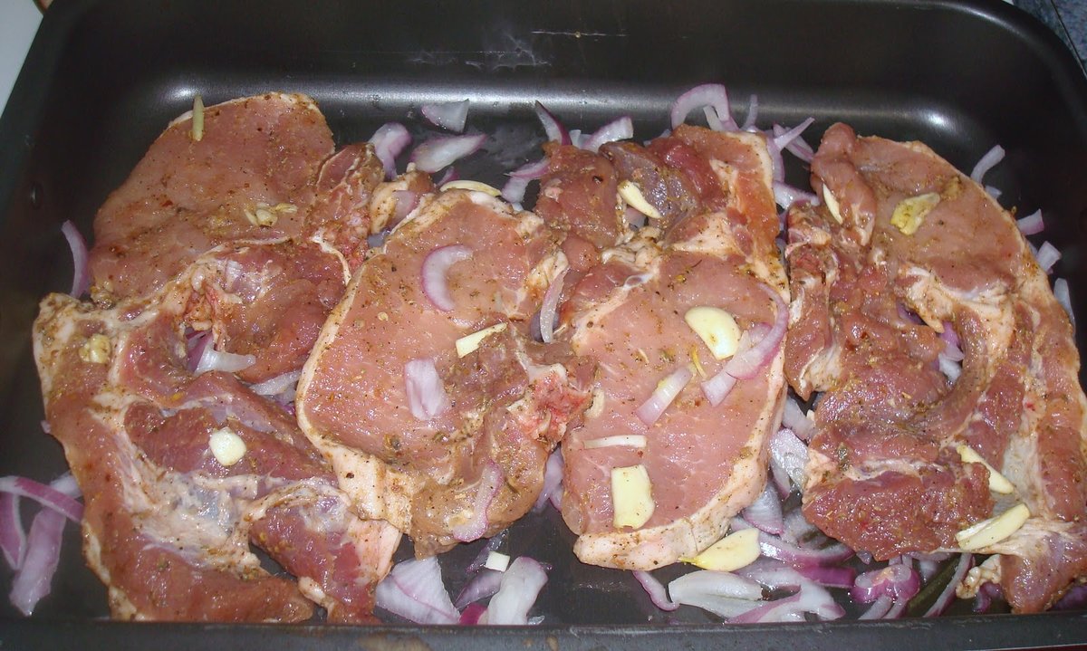 Запеченная свинина в духовке в фольге