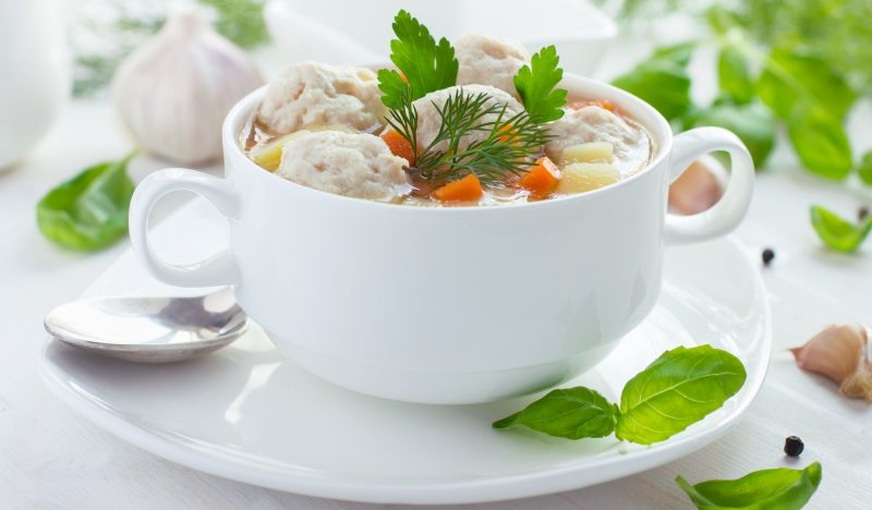 Суп с фрикадельками из индейки и домашней лапшой