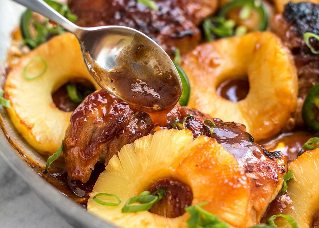 Румяная утка с ананасами в духовке