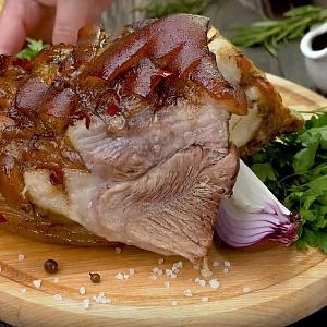Как готовить рульку из свинины?