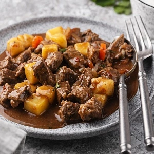 Как приготовить индейку, тушеную с овощами?
