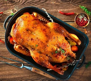 картинка Утка «Новогодняя» с яблоками и курагой запеченная от магазина PrimeMeat