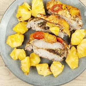 Как запечь индейку с ананасами?