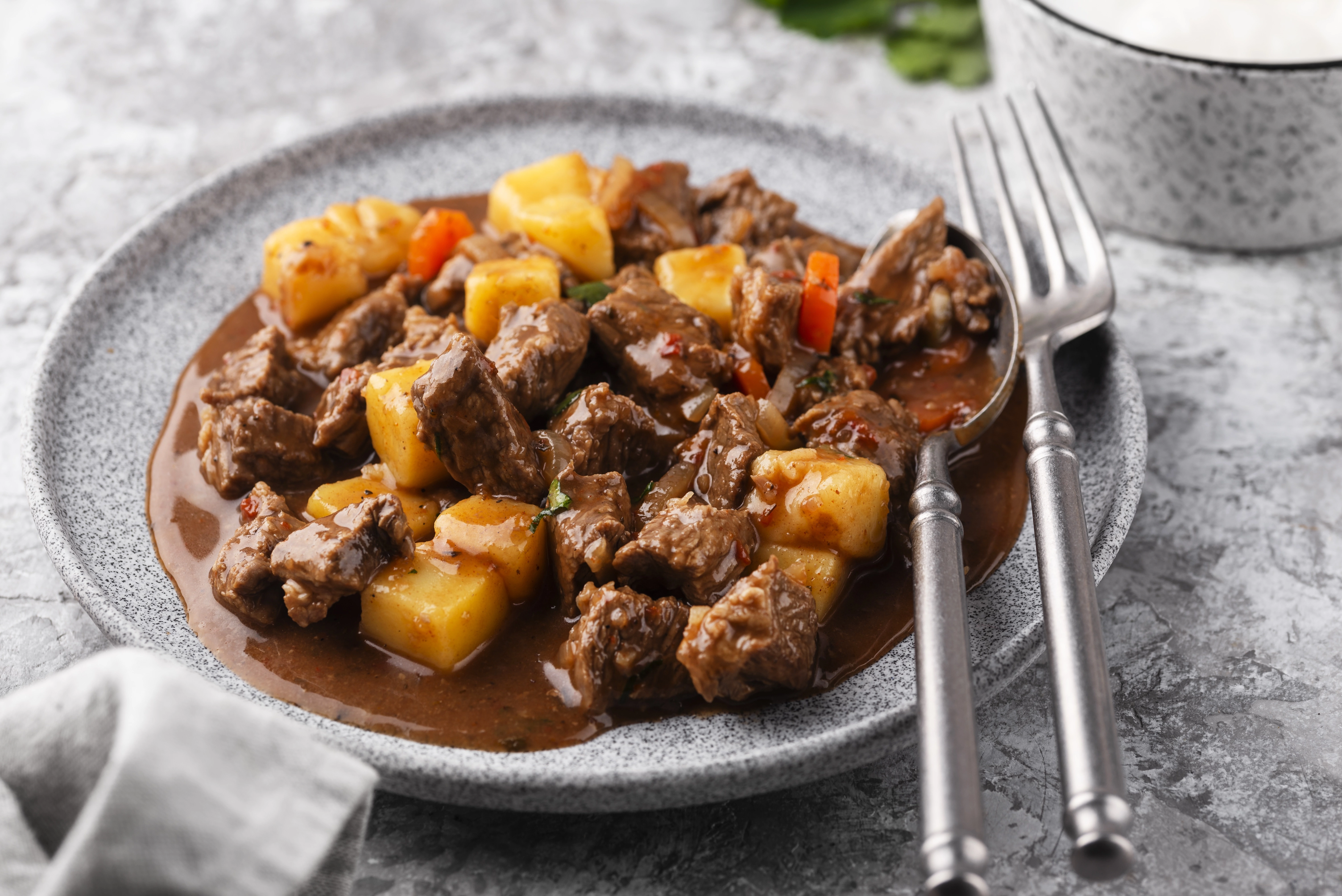 Как приготовить индейку, тушеную с овощами?