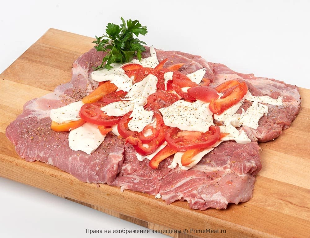 Рулет из свиной шейки по-Гречески с мягким сыром и томатами (полуфабрикат) (фото)